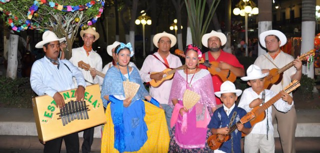 Christmas Traditions in Mexico : La Rama